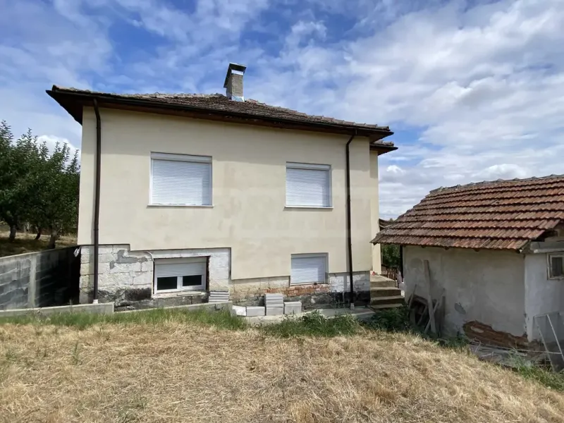 Spacious House with Danube Views & Large Garden - Image 1