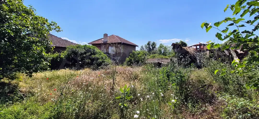 Charming House with Potential in Picturesque Harsovo Village - Image 2