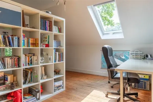 Spacious 6-Bedroom Villa in Quiet Ukkel with Garden & Garage - Image 2