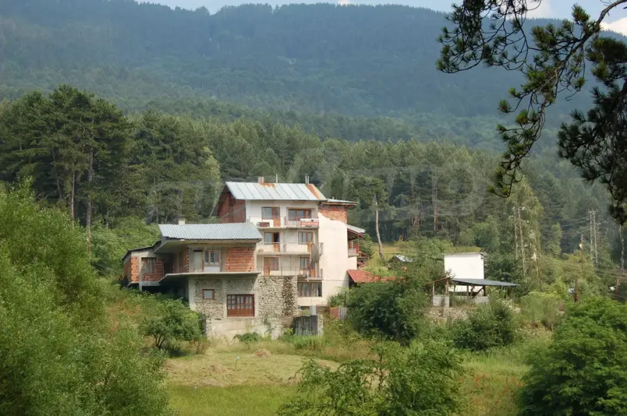 Spacious House with Mineral Water Potential in Pirin Mountains - Image 2