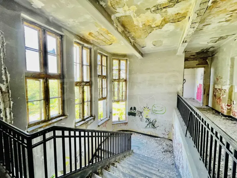 Spacious Two-Building Estate Near Ruse with Park Land - Image 4