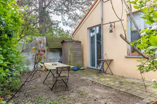 Charming Island House in Ukkel: Two Bedrooms, Terrace, and Quiet Life - Image 1