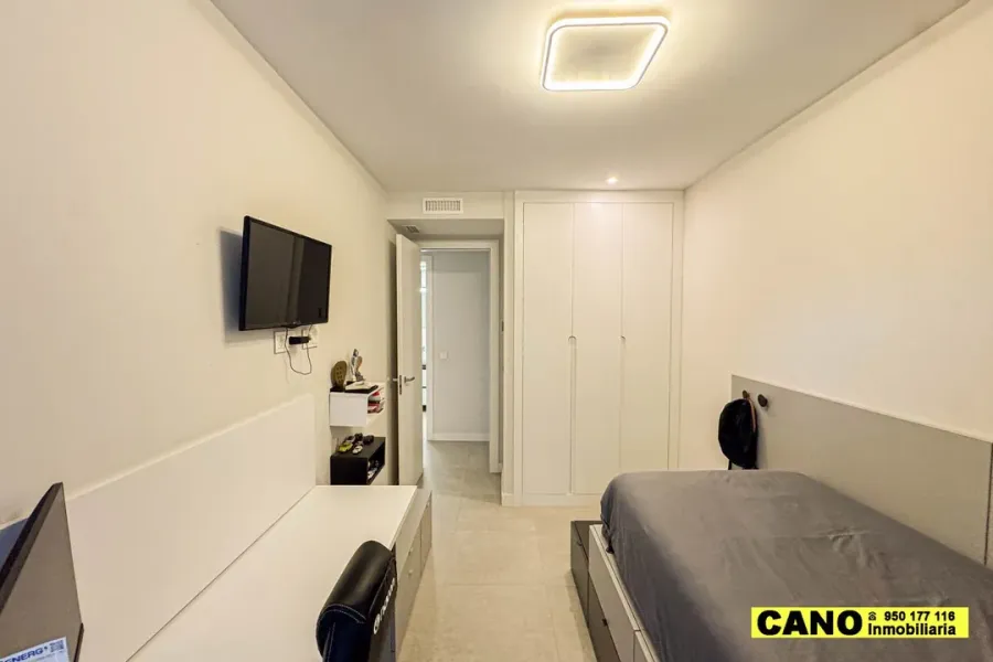 Stylish 3-Bedroom Apartment with Garage & Storage in Almería - Image 5