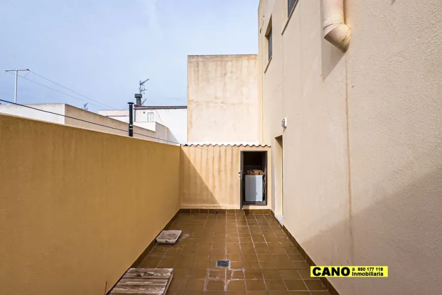 Spacious 5 Bedroom Villa with Solar & Private Sunroom for Sale - Image 5