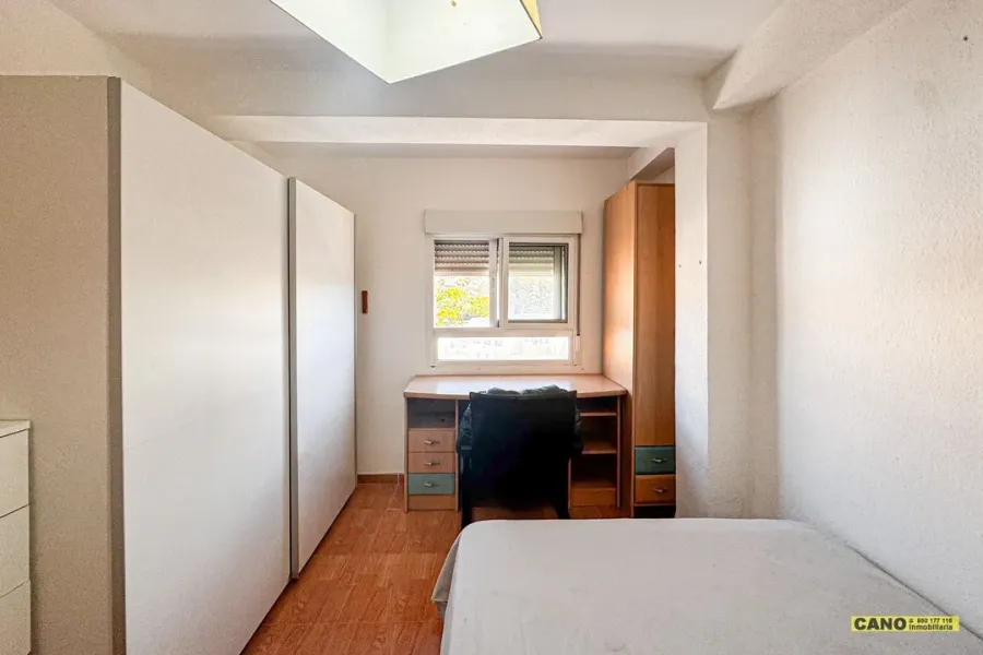 Bright Almería Apartment with Investment Potential – 68m2 - Image 1