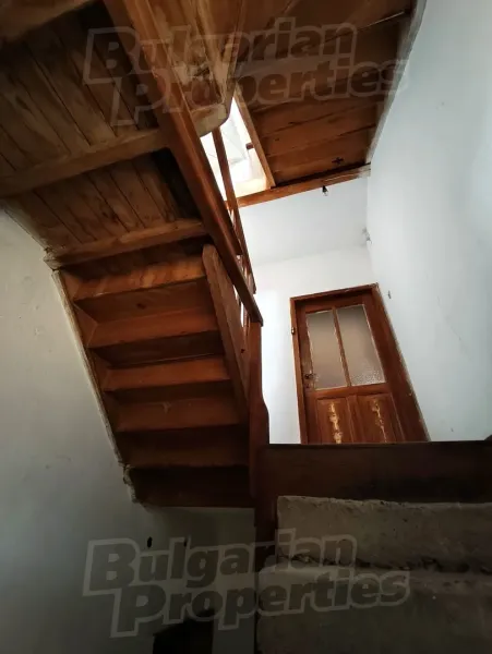 Oreshak Village: Spacious House with Garden – Investment Opportunity - Image 4