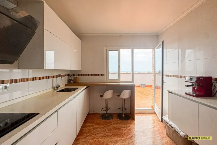 Spacious Almería Penthouse with Large Terrace & Ocean Views - Image 4