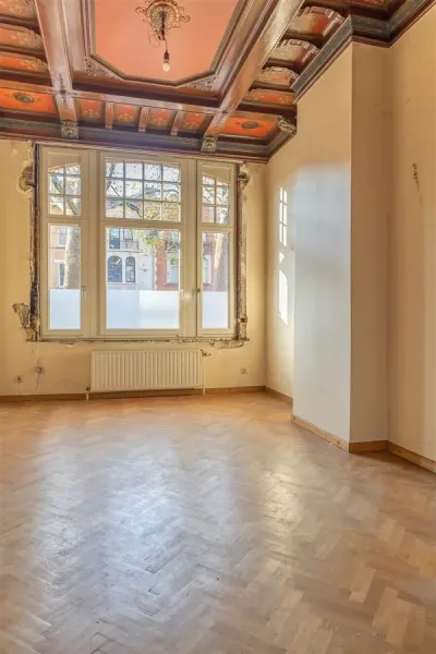 Rare 1909 Brussels Heritage House: Five Bedrooms, Garden & Unique Charm - Image 3