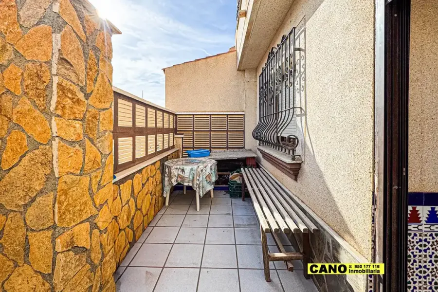 Spacious 4-Bedroom Dúplex Apartment in Prime Aguadulce Location - Image 3