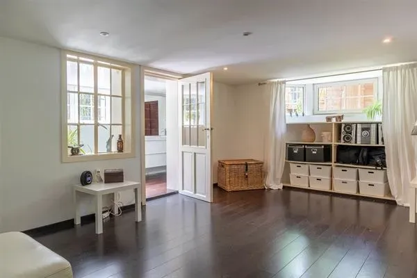 Spacious 6-Bedroom Villa in Quiet Ukkel with Garden & Garage - Image 5