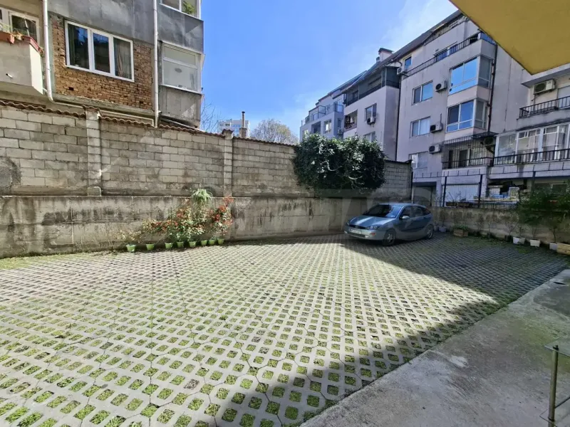 Stylish Three-Bedroom Apartment in Modern Varna Building - Image 1