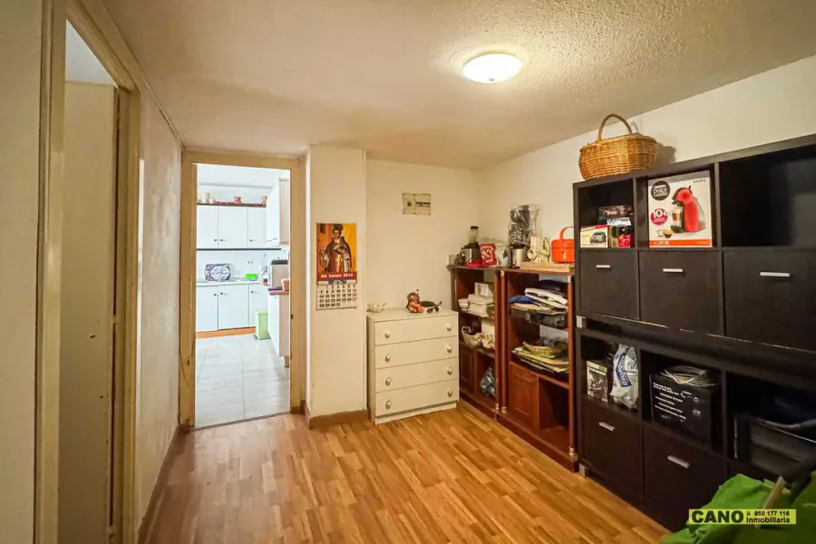 Spacious 4-Bedroom Apartment with Garage in Almería, Spain - Image 1