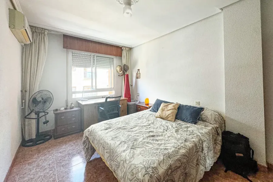 Spacious 4 Bedroom Apartment with Garage in Almería, Spain - Image 2