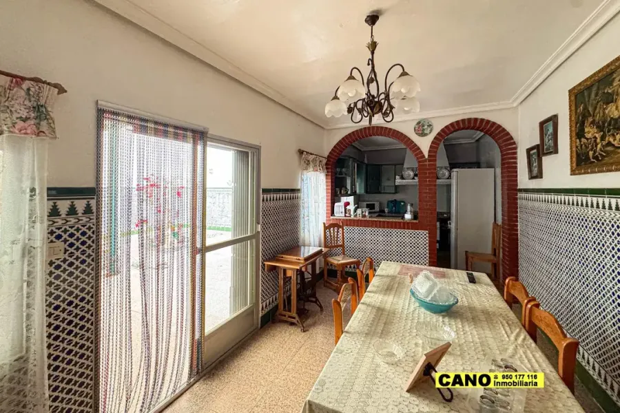 Spacious 4-Bedroom House in Viator with Porch and Garden for Sale - Image 2