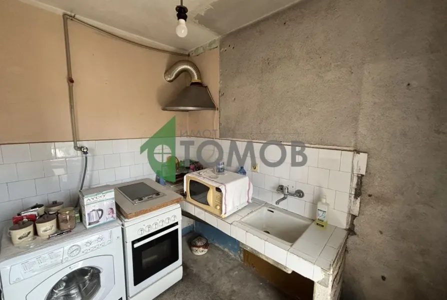 Spacious 3-Bedroom Apartment with Box in Stara Zagora - Image 1