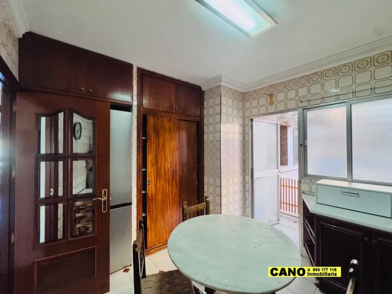 Spacious 4-Bedroom Apartment with Terrace in Almería, Spain - Image 4
