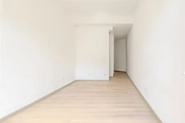 Schaarbeek Triplex Apartment: Fully Renovated, No Charges! - Image 1