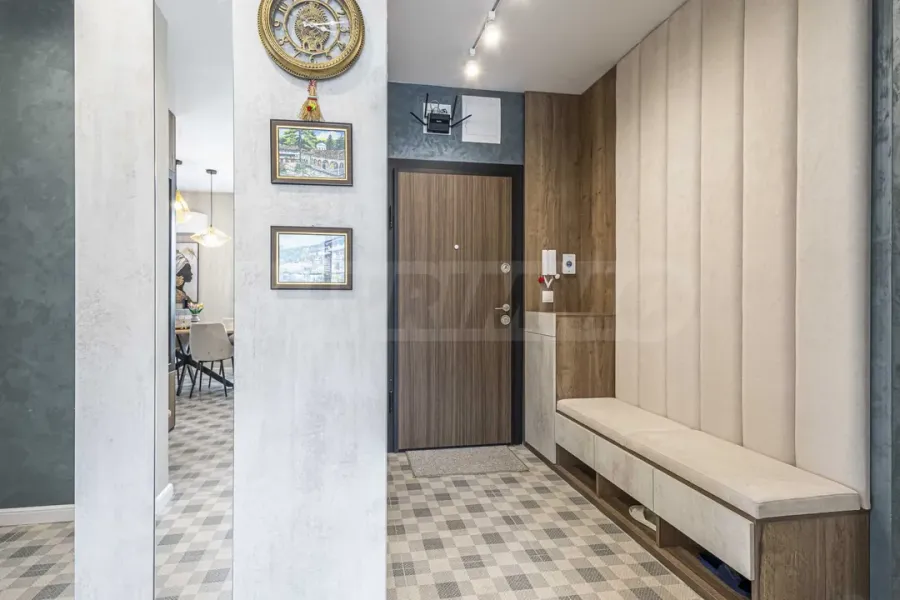 Spacious apartment with mountain views and three bedrooms. - Image 5