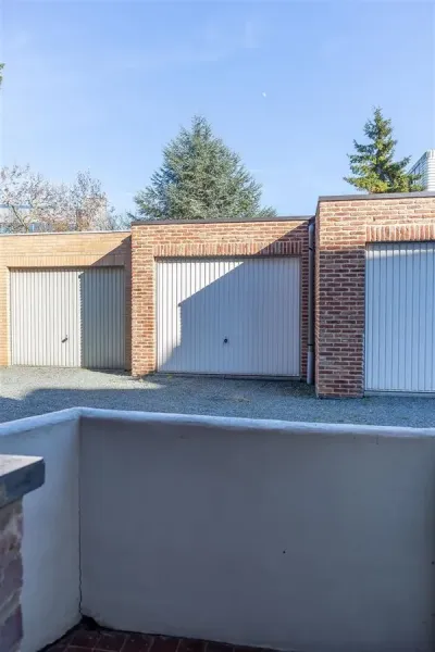 Spacious Apartment with Garage, Quiet Location Near Uccle Amenities - Image 1