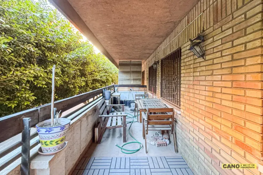 Spacious 4-Bedroom Apartment with Garage in Almería, Spain - Image 3