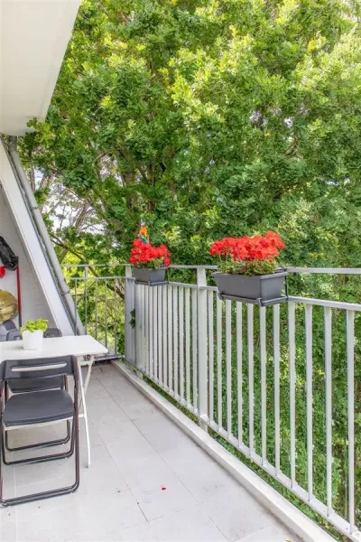Bright Duplex Penthouse with Terrace in Green Ukkel, 3 Bedrooms - Image 2