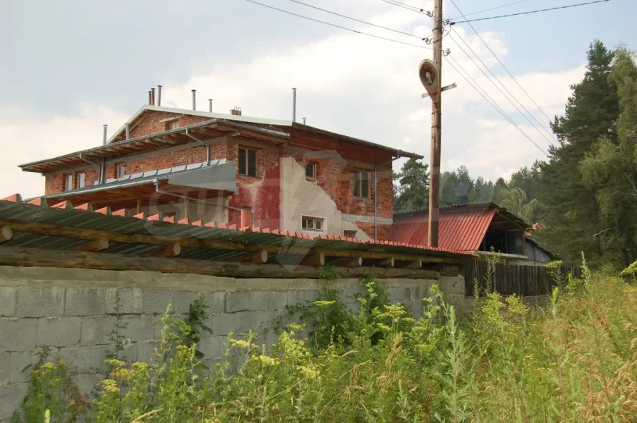 Spacious House with Mineral Water Potential in Pirin Mountains - Image 1