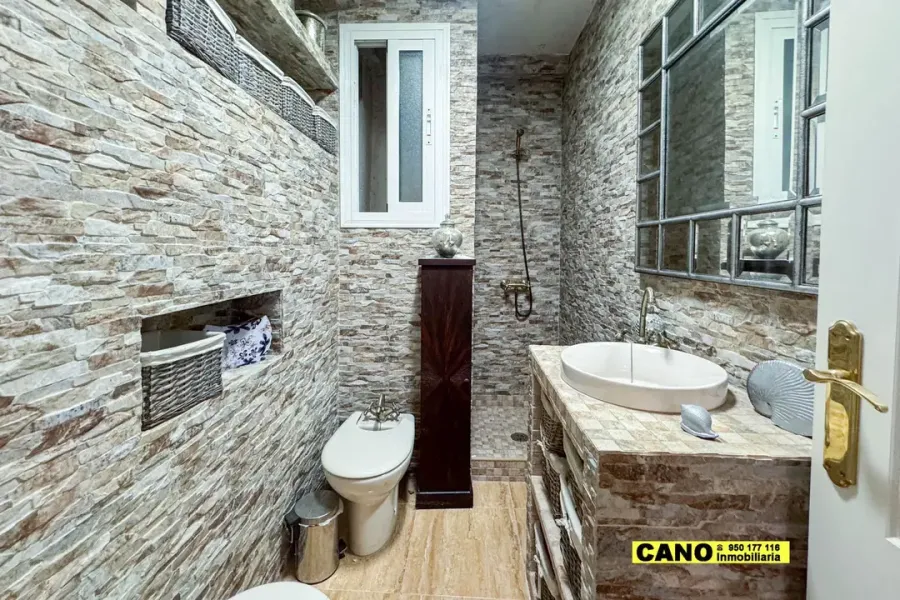 Spacious 2-Bedroom Apartment in the Heart of Almería, Spain - Image 3