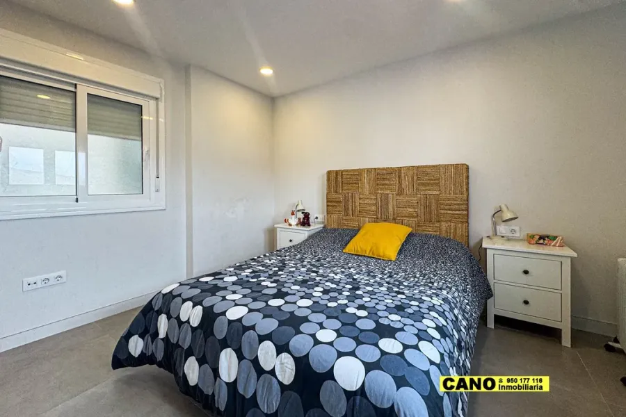 Spacious, Renovated Apartment with Stunning Sea Views in Almería - Image 3