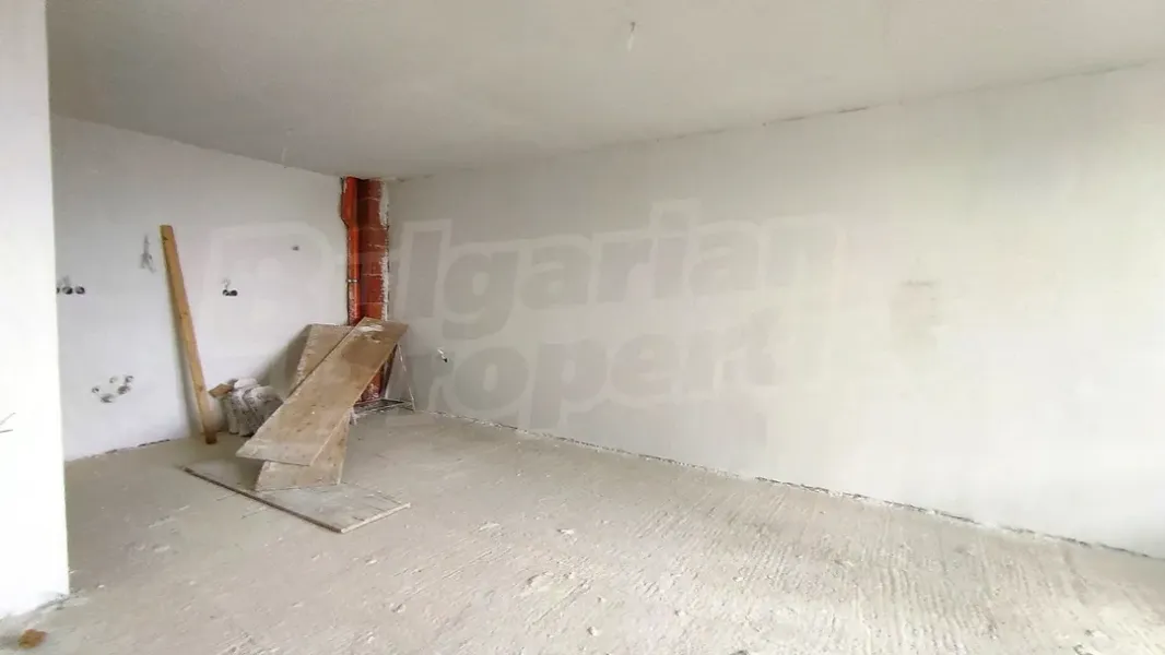 Spacious Two-Bedroom Apartment in Kazanski District, Stara Zagora - Image 4