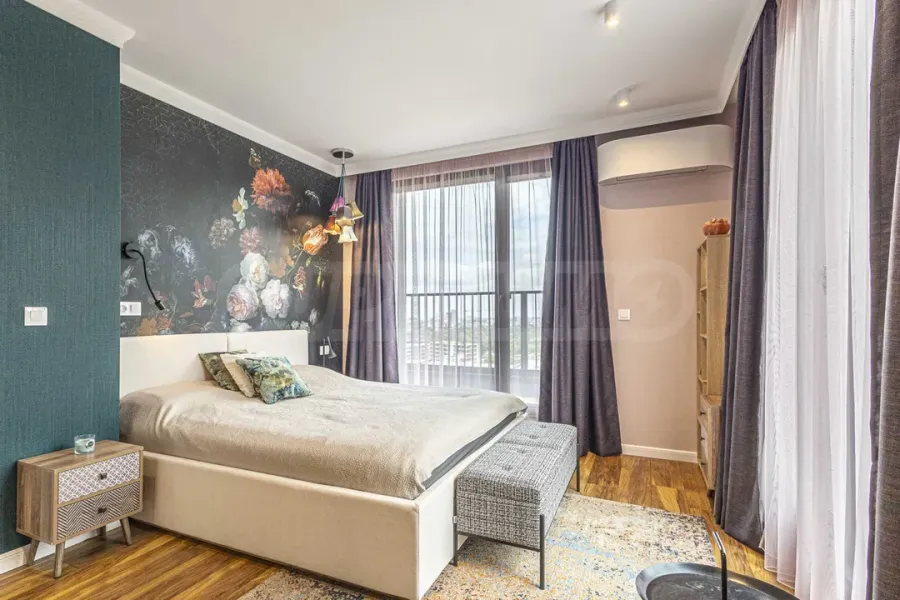 Spacious apartment with mountain views and three bedrooms. - Image 4