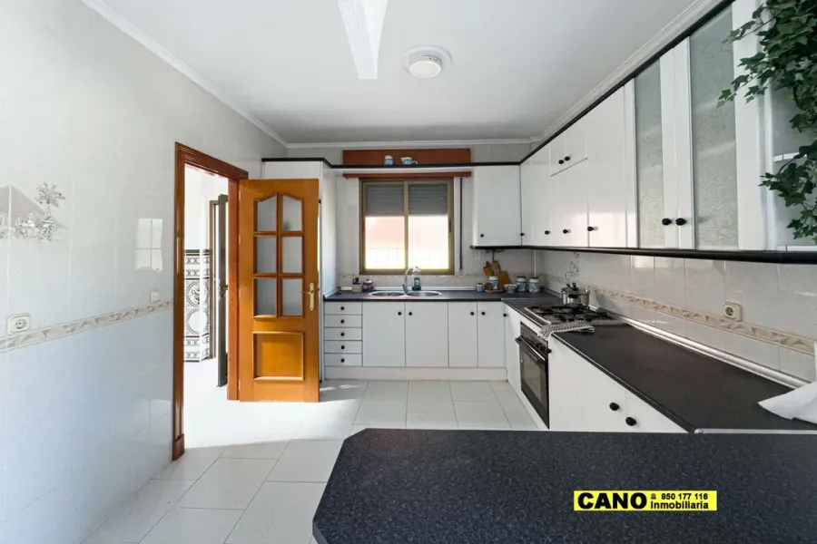 Spacious 5-Bedroom Chalet with Pool & BBQ in Huércal de Almería - Image 1
