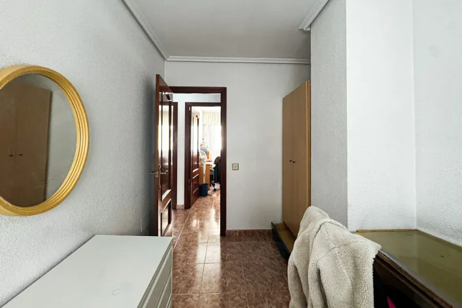 Spacious 4 Bedroom Apartment with Garage in Almería, Spain - Image 4
