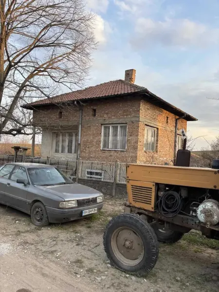 Spacious Two-Story House in Vinarovo, Bulgaria - Image 2