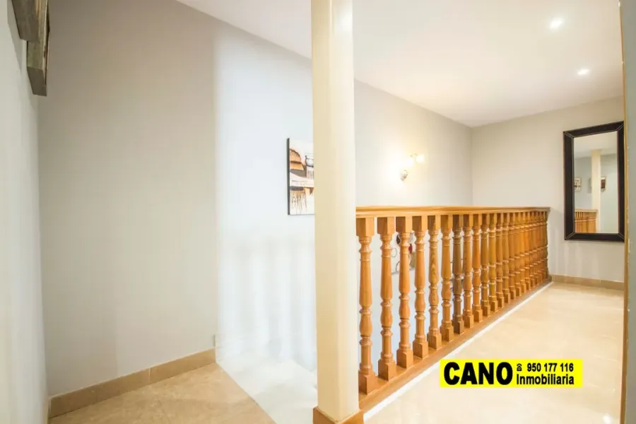 Spacious Triplex in Villablanca, Almería - 5 Bedrooms, 3 Bathrooms - Image 4