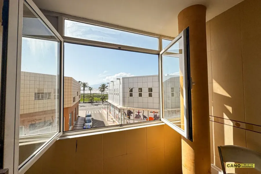 Spacious 3-Bedroom Apartment in Las Salinas, Roquetas de Mar - Image 4