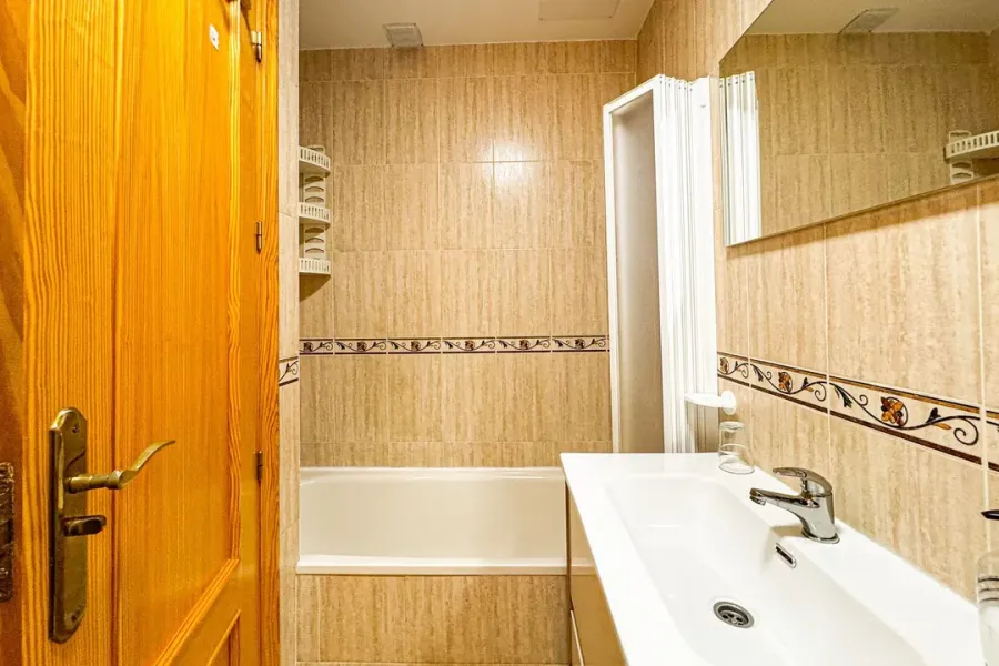 Spacious 3-Bedroom Apartment with Elevator in Beautiful Carboneras - Image 3