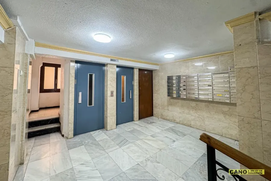 Spacious 2-Bedroom Apartment with Terrace in Almería City - Image 4