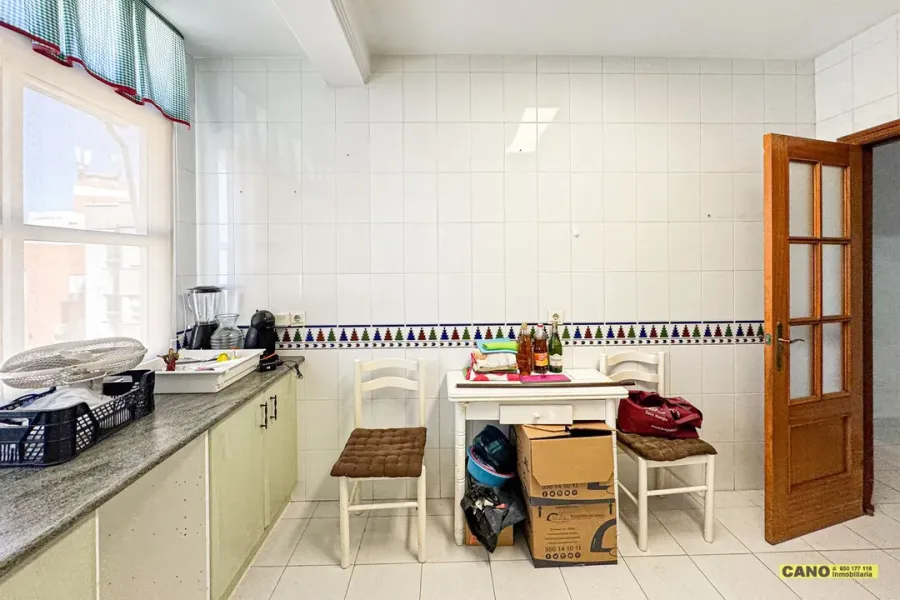 Spacious 4-Bedroom Apartment with Terrace - Los Molinos, Almería - Image 1