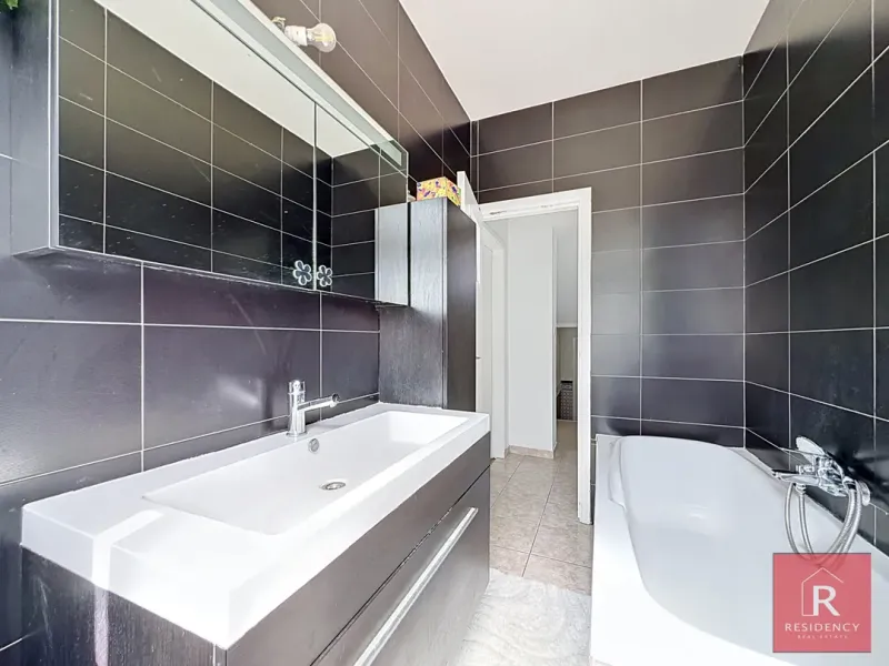 Charming Family Home in Jette: 4 Bedrooms, 2 Bathrooms - Image 5