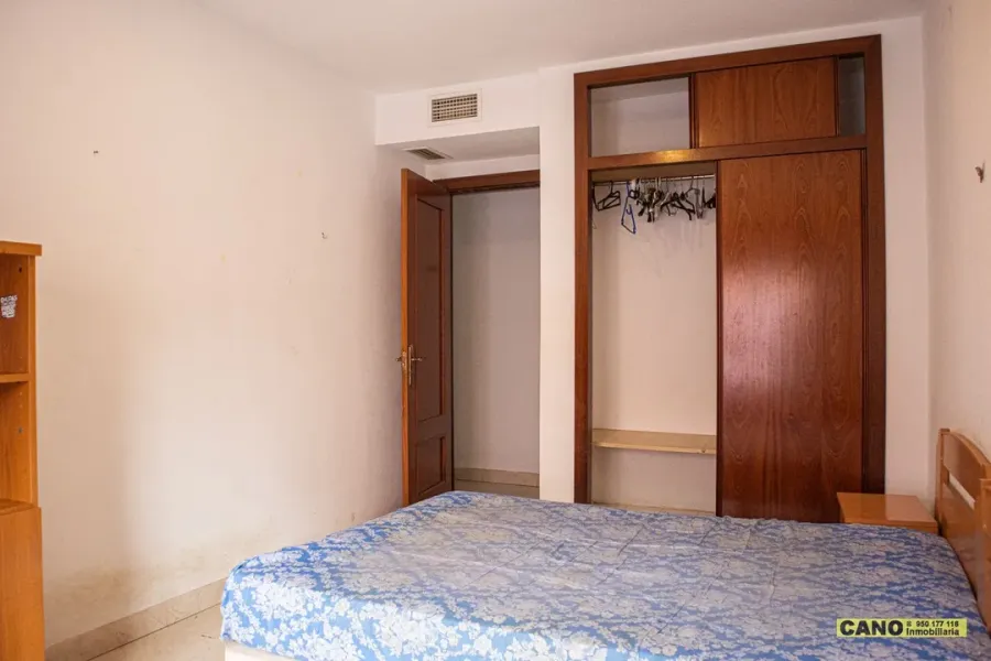 Spacious 3-Bedroom Apartment with Garden in Roquetas de Mar - Image 4