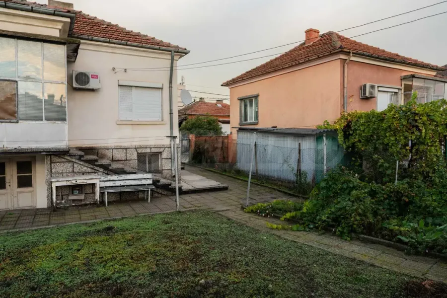 Spacious House with Extra Floor & Garden in Bulgaria - Image 3