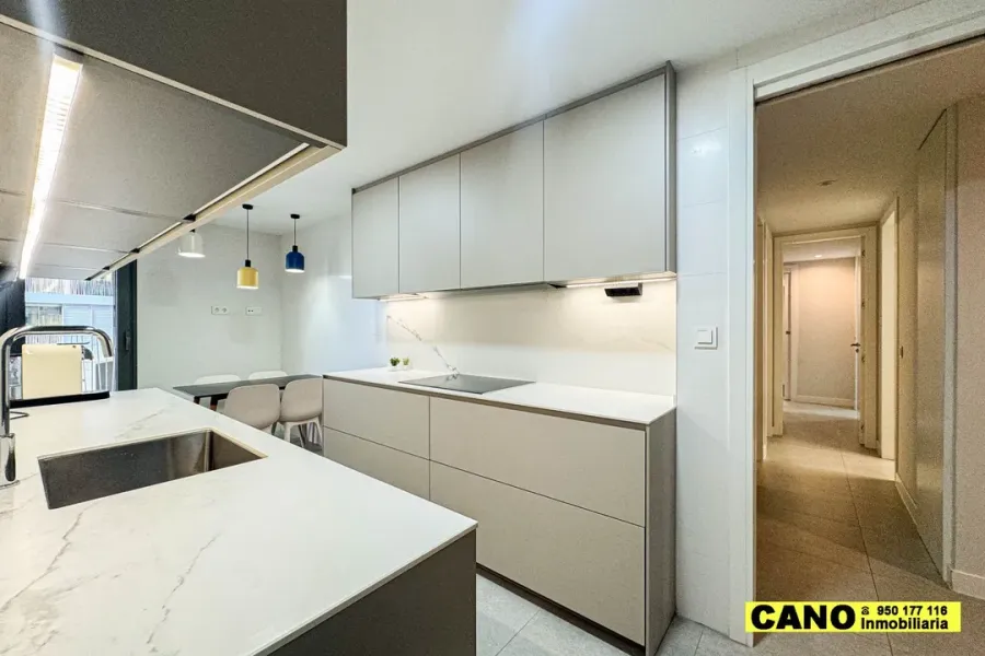 Stylish 3-Bedroom Apartment with Garage & Storage in Almería - Image 4