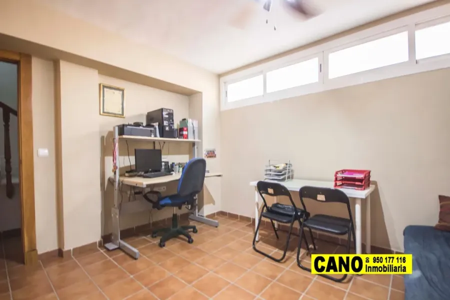 Spacious Triplex in Villablanca, Almería - 5 Bedrooms, 3 Bathrooms - Image 1
