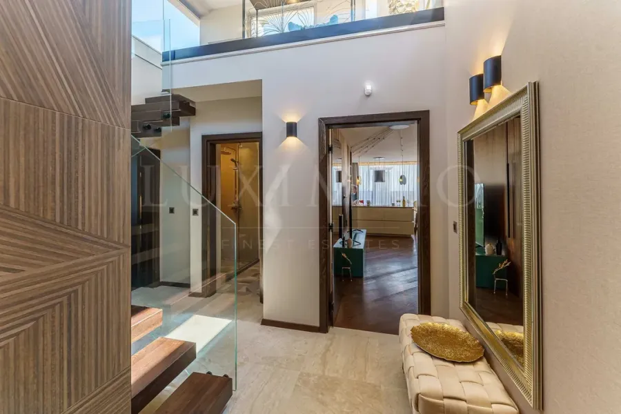 Luxury Maisonette with Mountain Views &amp; Two Parking Spaces - Image 1