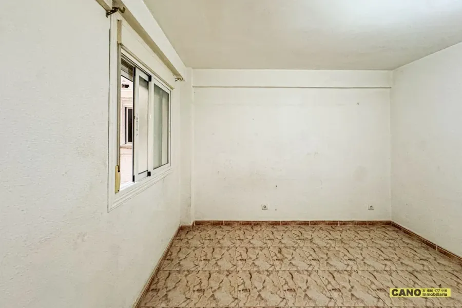 Spacious 2-Bedroom Apartment with Terrace in Almería City - Image 1