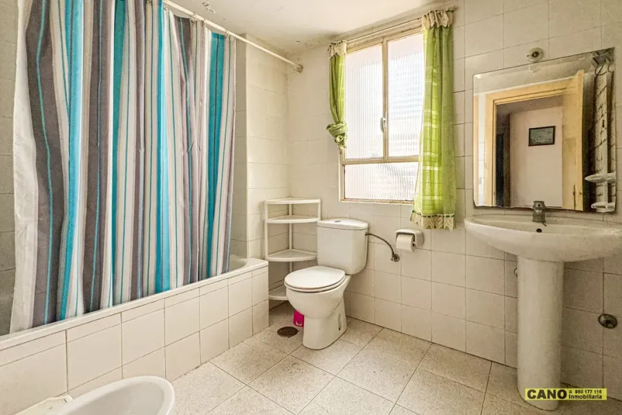 Spacious 4-Bedroom Apartment with Garage in Almería, Spain - Image 4