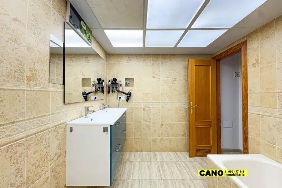 Spacious 4-Bedroom Triplex Apartment in El Ejido, Spain - Image 3