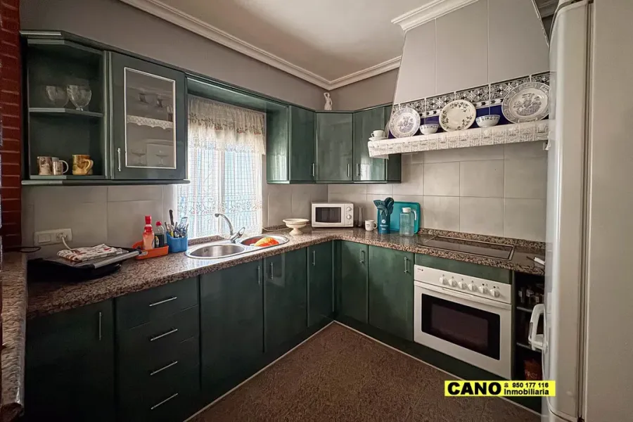Spacious 4-Bedroom House in Viator with Porch and Garden for Sale - Image 4