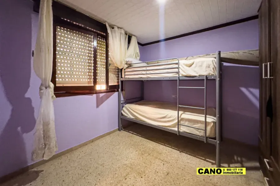 Spacious 4-Bedroom Apartment in Sunny Roquetas de Mar, Spain - Image 2
