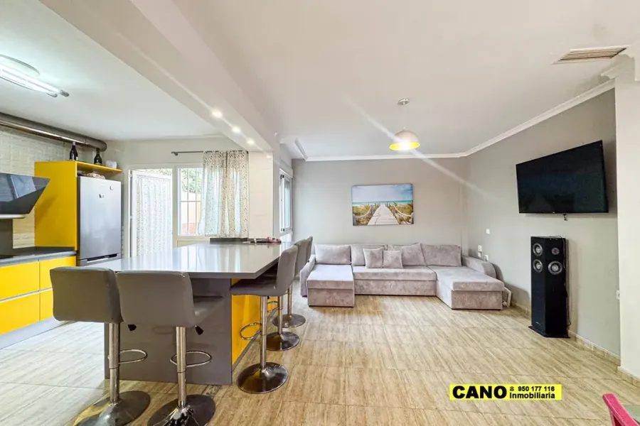 Spacious 4-Bedroom Triplex Apartment in El Ejido, Spain - Image 1
